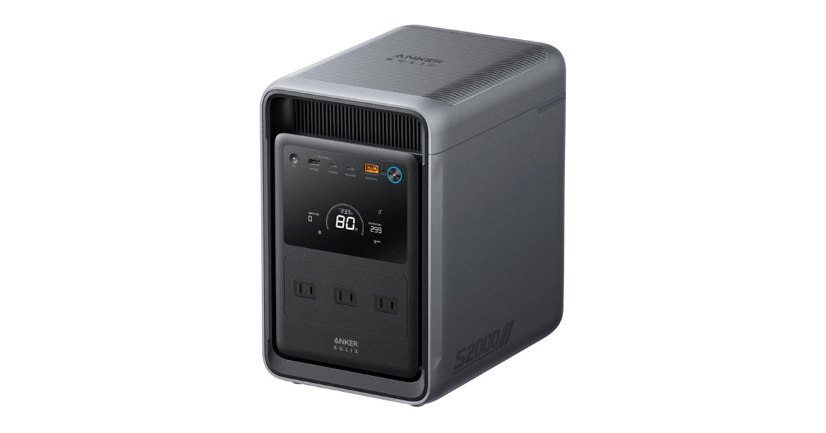 ダークグレーのAnker Solix S2000を斜め前から見た製品写真。縦長の箱型で、前面の上に画面とUSBの口、下にACコンセントが3口並んでいる。