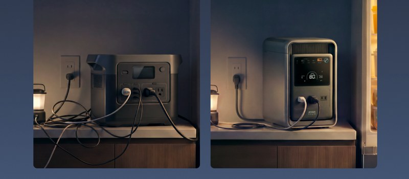キッチンカウンターに置いたポータブル電源を2枚並べた写真。左は前面にケーブルが何本も挿さって絡んでいる横長の機種、右はS2000で、前面の口が空いていて背面からコードが壁のコンセントに伸びている。