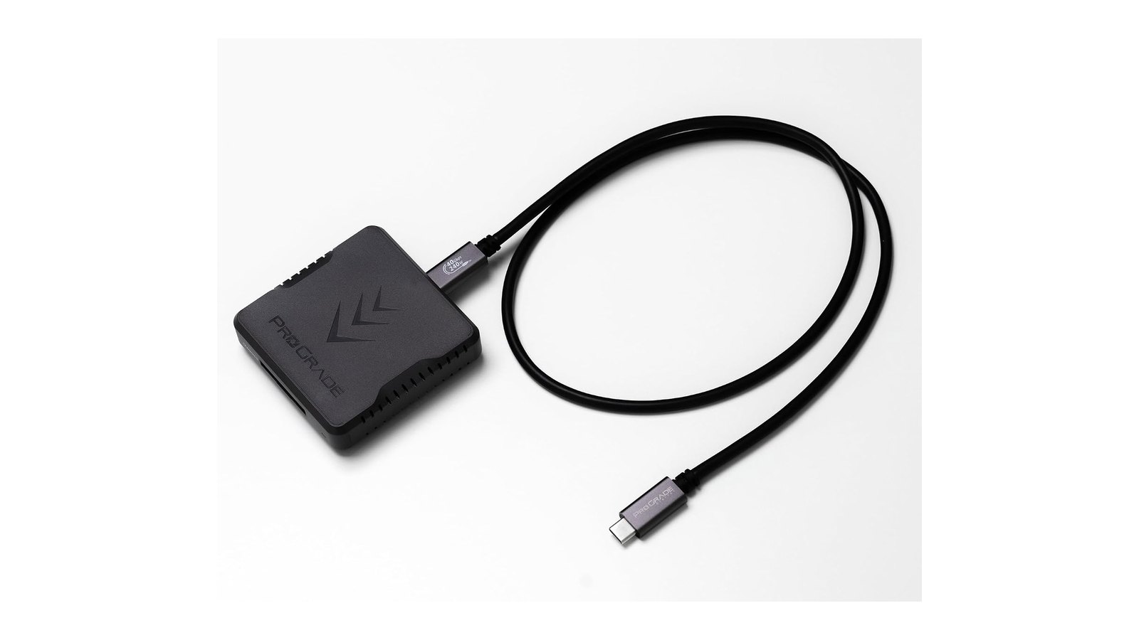 PG05.6 の本体と、付属するUSB4認証ケーブル。コネクターに40Gbps・240Wの刻印がある。