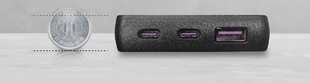 SMARTCOBY Pro SLIM SSを横から写した写真。左に立てた1円玉があり、本体の厚さは1円玉の直径より小さい。側面にUSB-Cが2つとUSB-Aが1つ並んでいる。