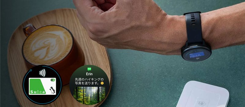 黒いvívoactive 6を付けた手首を、カフェの白い読み取り機にかざしている写真。手前の丸い画面にSuicaのカード、もう1つの画面にハイキングの写真付きメッセージの通知が表示されている。