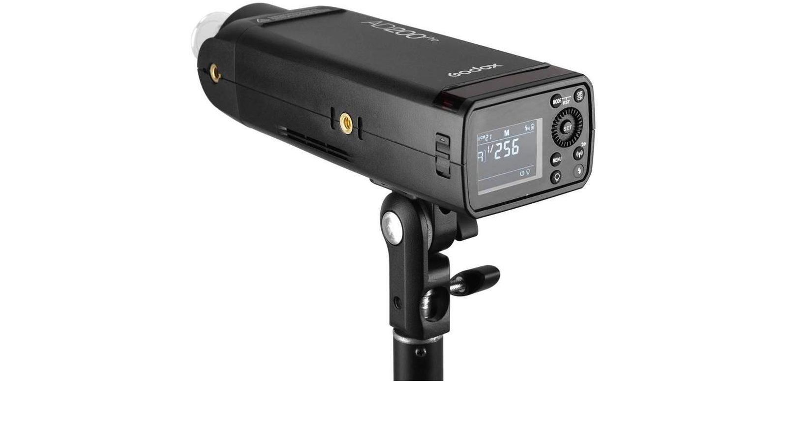 GODOX AD200Pro をライトスタンドに載せて背面から見た写真。液晶画面に出力 1/256 と表示され、その周囲にモード・グループ・チャンネルのボタンとダイヤルが並んでいる。
