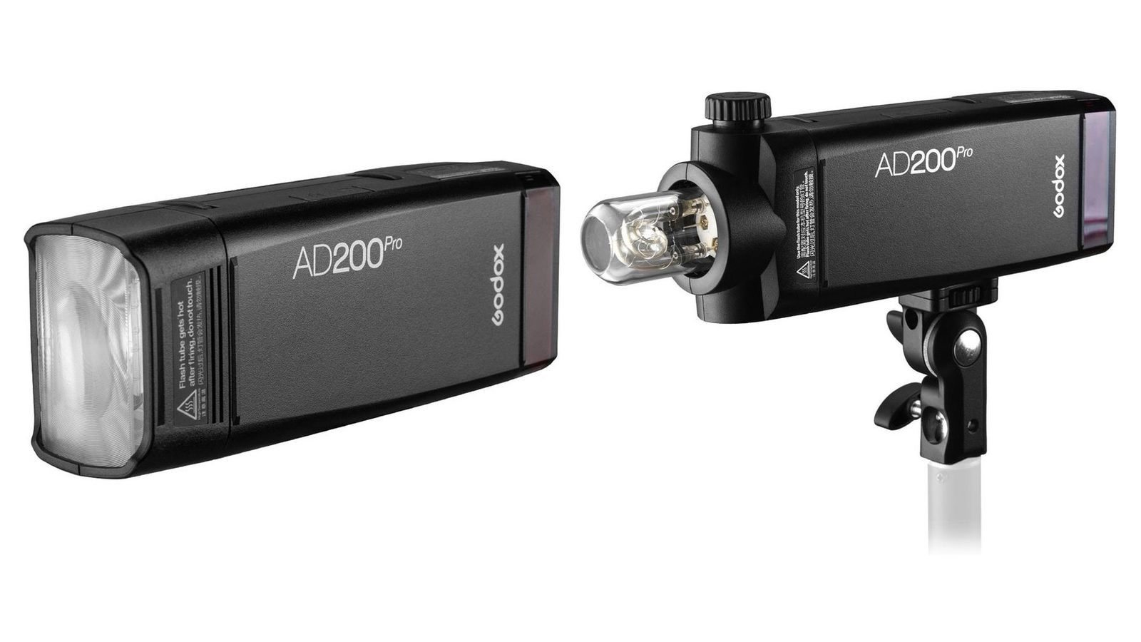 GODOX AD200Pro の2つのヘッドを並べた写真。左はスピードライトヘッドを付けた状態で、発光面が四角い。右はフラッシュチューブヘッドを付けてライトスタンドに載せた状態で、ガラス管が前に突き出している。