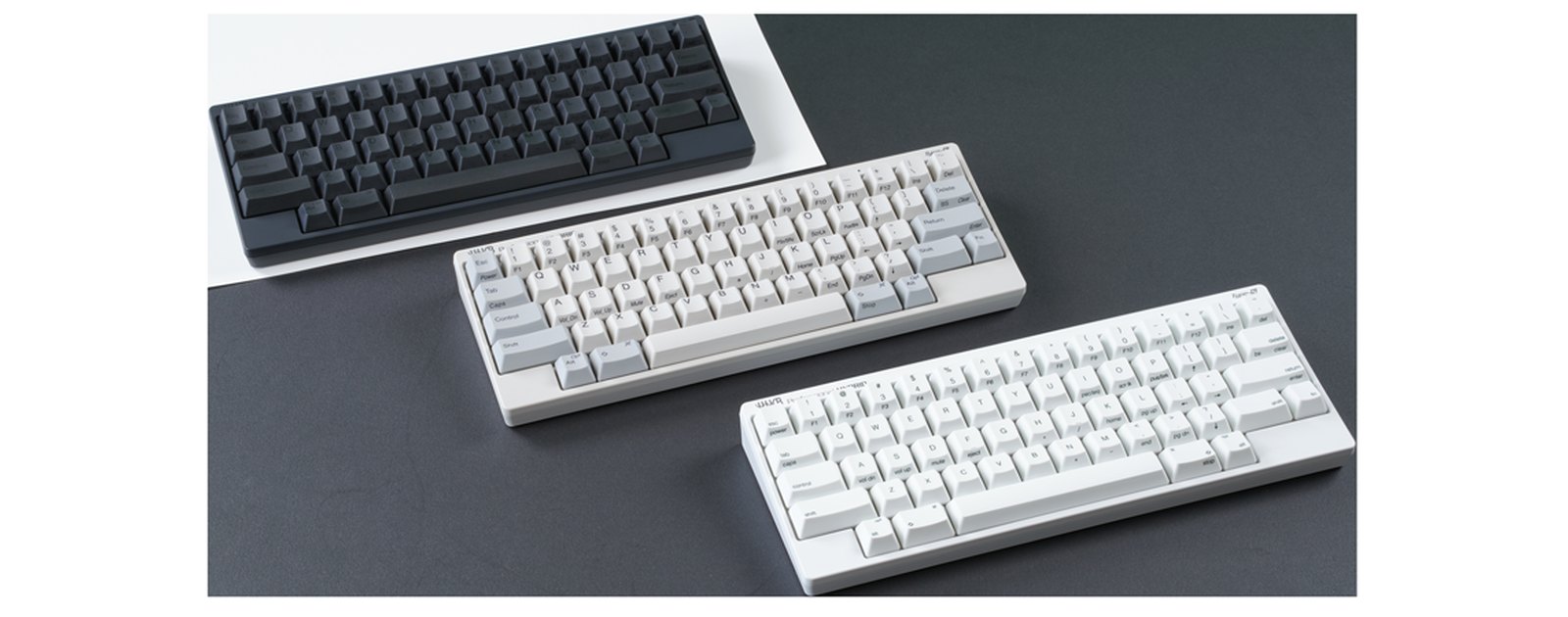 HHKB Professional HYBRID Type-Sの3色。奥に無刻印の墨、中央に白、手前に雪の本体が斜めに並んでいる。
