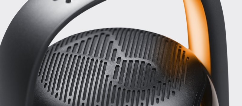 JBL Pulse 6の上部を斜めから大きく写した写真。黒いスピーカーの天面に細いスリットが並び、その上をオレンジ色に光るハンドルが弧を描いてまたいでいる。