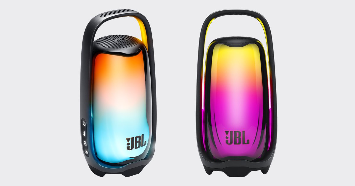 黒い枠のJBL Pulse 6を2台並べた製品写真。透明な円筒の胴がオレンジ、水色、黄色、マゼンタに光り、上に一体型のハンドルが付いている。左の1台は側面にボタンが縦に4つ並ぶ。