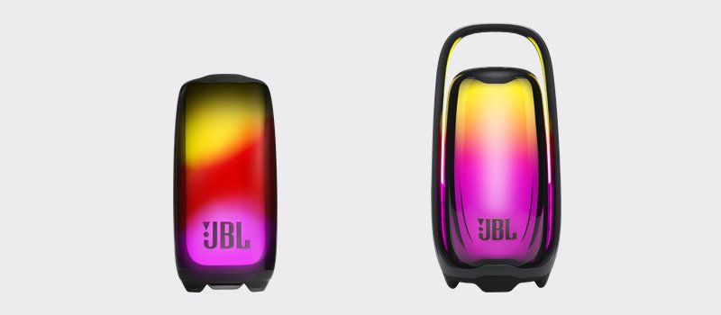 JBL Pulse 5とPulse 6を高さの比率をそろえて並べた写真。左のPulse 5はハンドルの無い円筒で、右のPulse 6はハンドルのぶん背が高い。