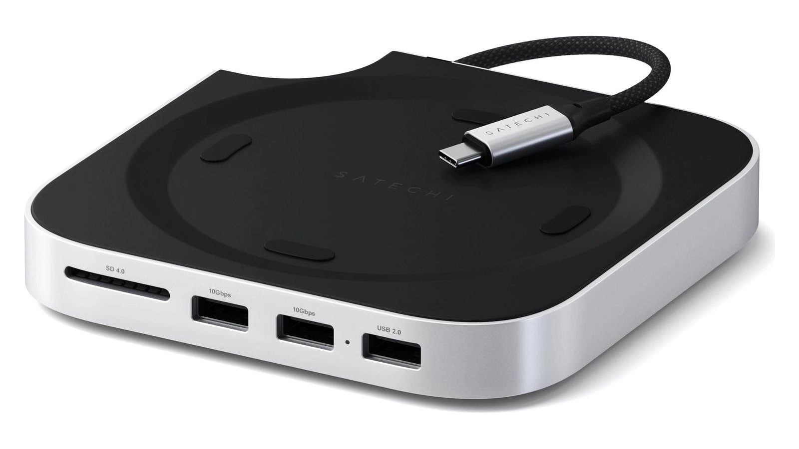 Satechi Mac mini スタンド＆ハブの本体。上面が黒い円形でMac miniを載せる面になっていて、手前の側面にSDカードスロットとUSB-Aが3つ、上から短いUSB-Cケーブルが伸びている。