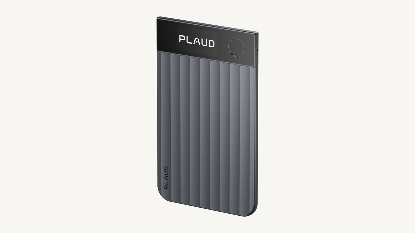 PLAUD NOTE Pro の本体を斜めから見たところ。上部に黒いディスプレイの帯があり、下は縦のリブが入ったグレーの面。
