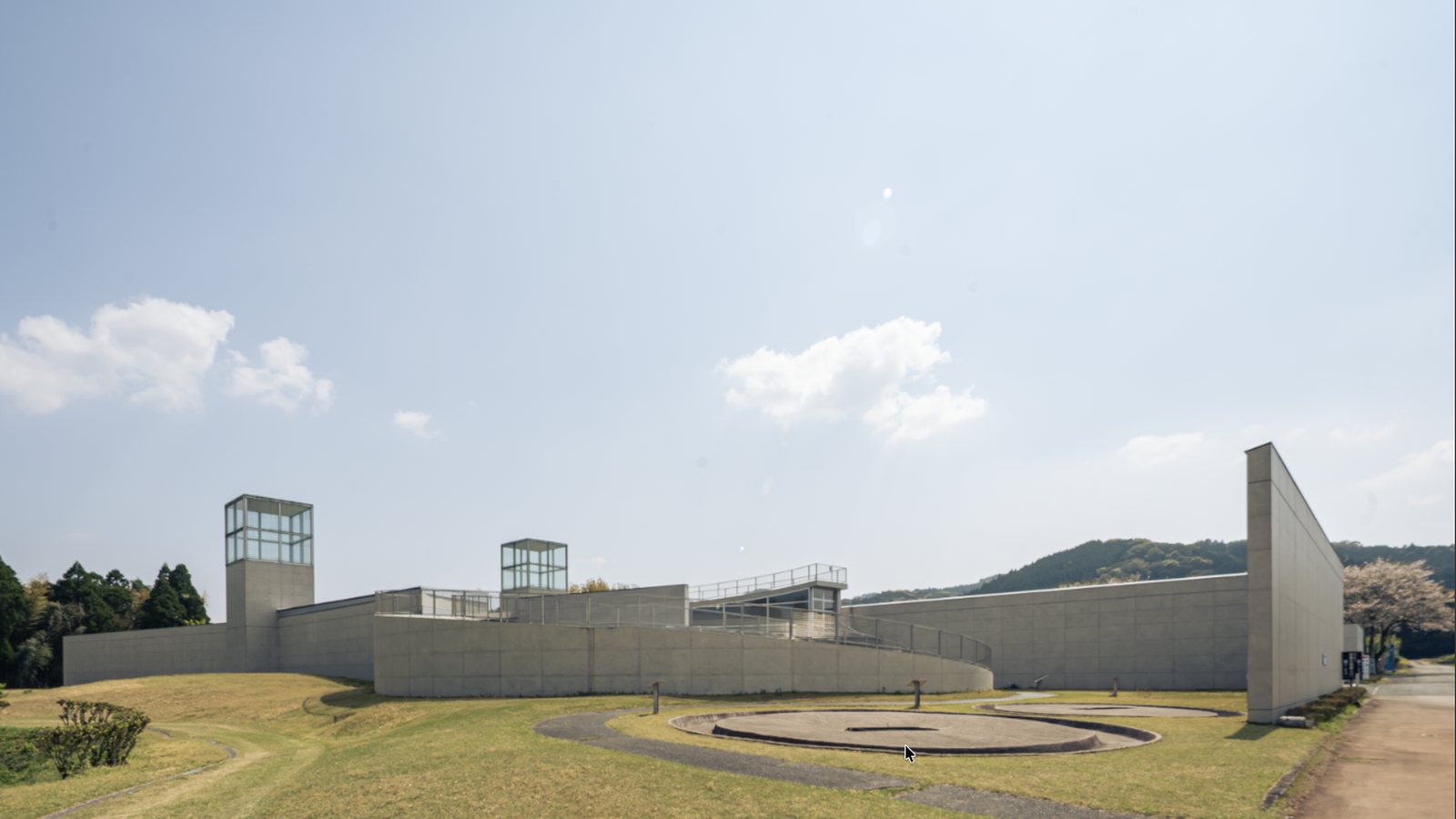 三脚に据えて1枚ずつ撮影した建築写真を、Lightroomで開いている画面。