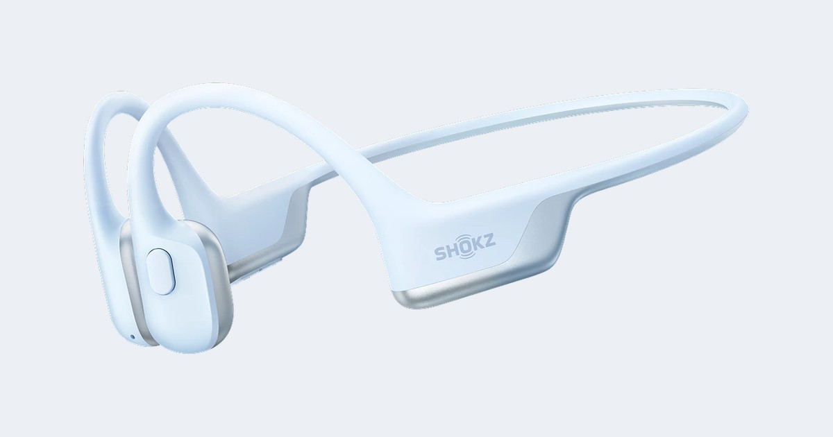 アイスブルーのShokz OpenRun Air 2を斜めから見た製品写真。耳に掛けるフックの先に骨伝導のスピーカーがあり、後頭部に回るバンドにShokzのロゴが入っている。