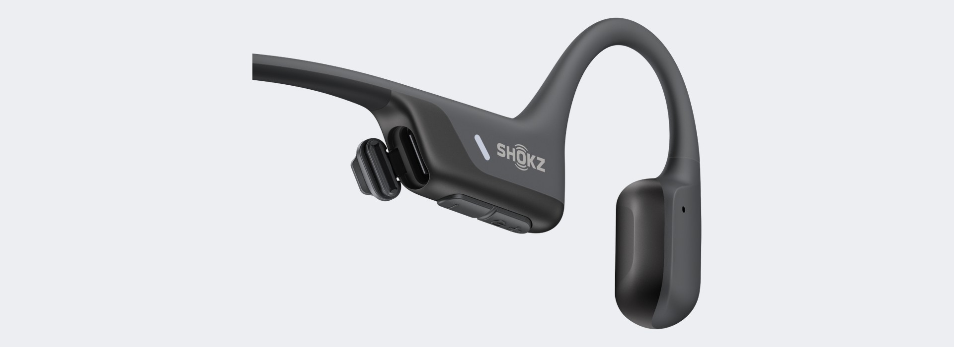 黒のShokz OpenRun Air 2の右側を後ろから写した製品写真。バンドの付け根にUSB-Cの充電口とゴムのふたがあり、その下に音量ボタンが並んでいる。