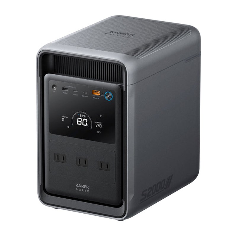ダークグレーのAnker Solix S2000。前面に画面とUSBの口、ACコンセント3口が並ぶ縦長の箱型のポータブル電源。