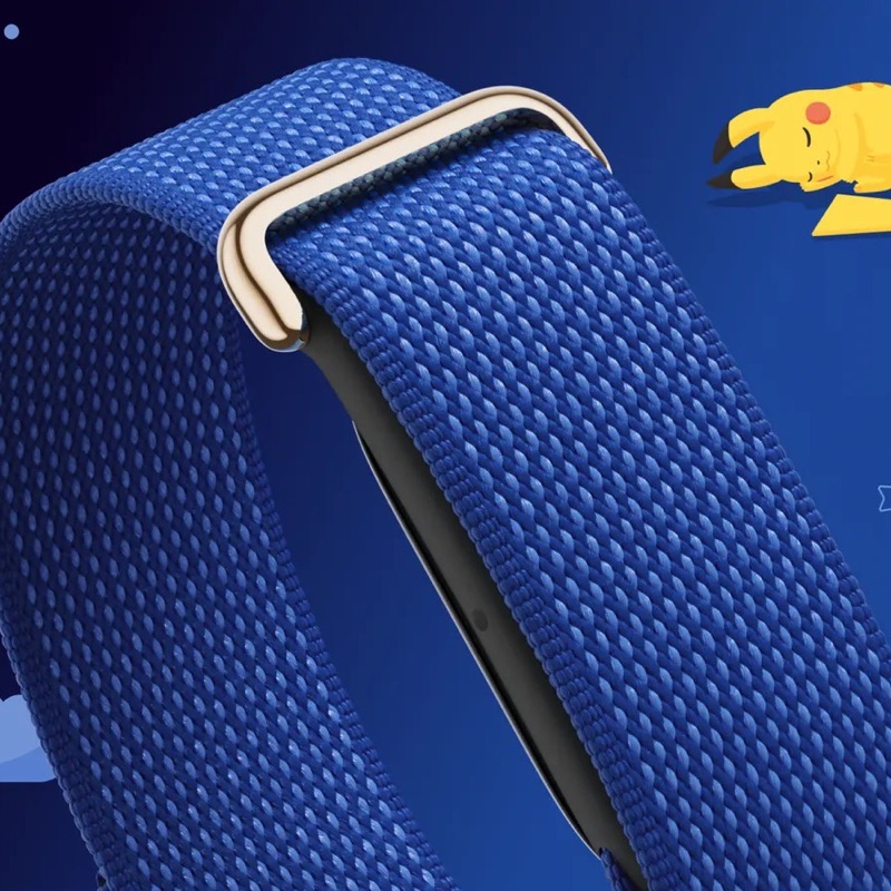 Google Fitbit Air 限定モデル Pokémon Sleep。Sleepy Blueの編み込みバンドと、すやすやねむるピカチュウのラベル。