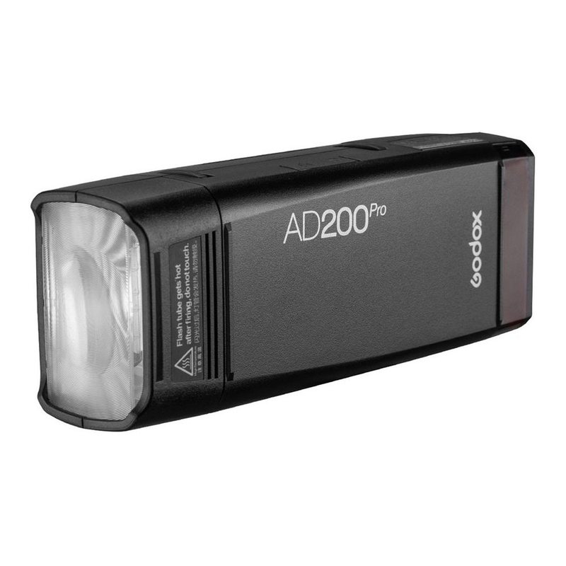 GODOX AD200Pro の本体を斜め前から見たところ。黒い箱型で、左端に四角い発光面が付いている。