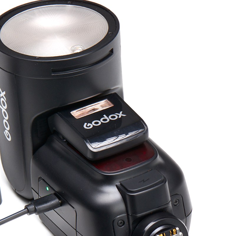 GODOX V1 Pro の本体を斜め前から見たところ。丸い発光面の手前に小さなサブフラッシュが付いている。