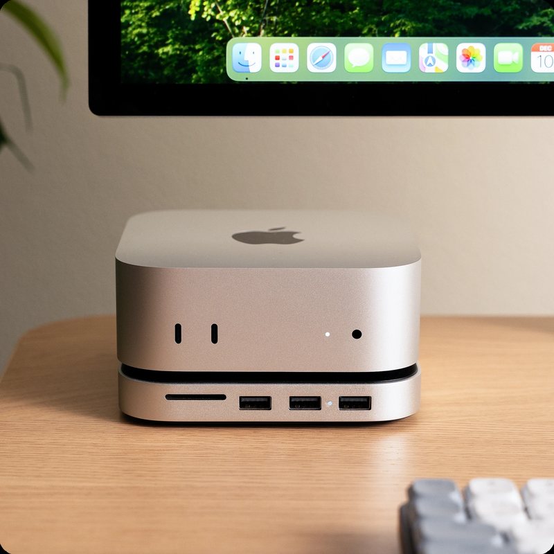 Mac miniの下に敷いたSatechiのスタンド＆ハブ。前面にSDカードスロットとUSB-Aが並んでいる。