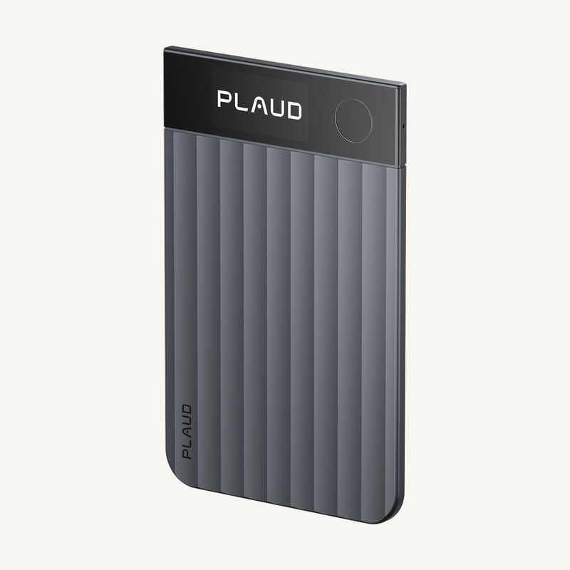 PLAUD NOTE Pro の本体。上部に黒いディスプレイの帯があり、下は縦のリブが入ったグレーの面。