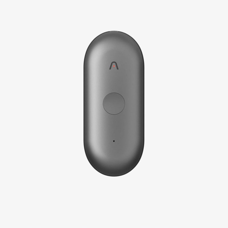 Plaud NotePin S のスペースグレーの本体。縦長の丸い形で、中央に丸い物理ボタンがある。