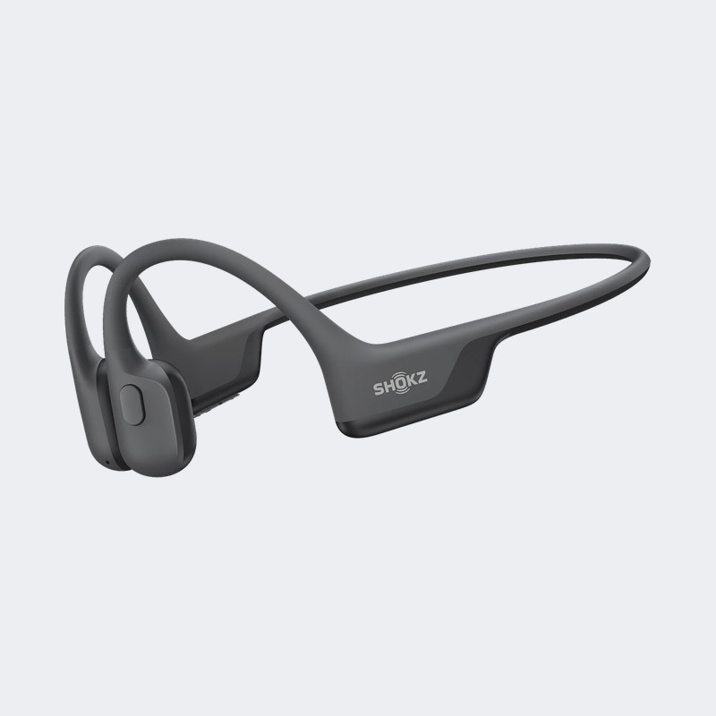 黒のShokz OpenRun Air 2。耳に掛ける2つのフックを、後頭部に回すネックバンドがつないでいる骨伝導イヤホン。
