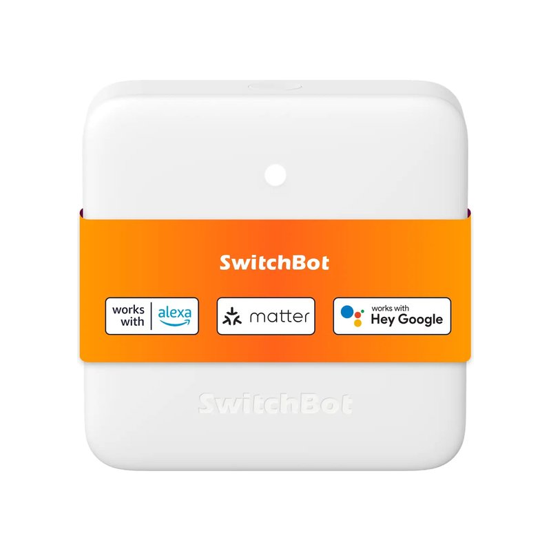 SwitchBot ハブミニ（Matter対応）。白い角の丸い四角の本体に、対応マークが入ったオレンジの帯が巻かれている。