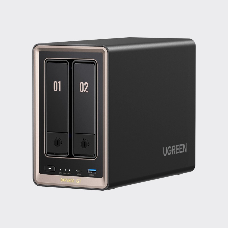 UGREEN NASync DXP2800 GT。前面を金色の枠で囲んだ黒い箱型のNASを斜めから写した製品写真。