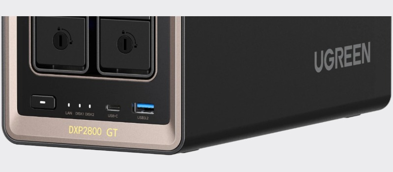 UGREEN NASync DXP2800 GTの前面の下側を拡大した写真。電源ボタン、LAN・DISK1・DISK2のランプ、USB-CとUSB-Aの端子が並び、金色の枠にDXP2800 GTの刻印がある。